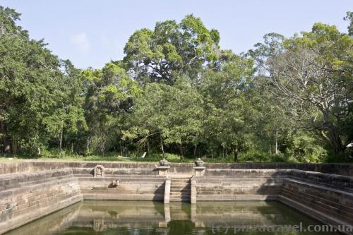 Twin pools (Kuttam Pokuna)