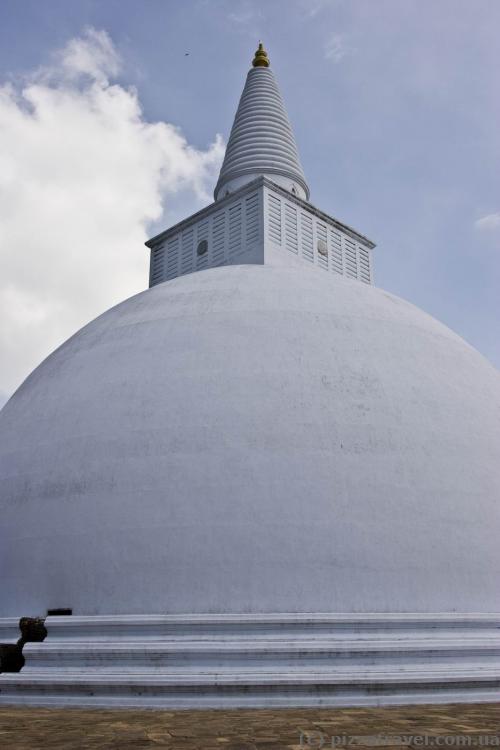 Ruanveli Dagoba in Anuradhapura