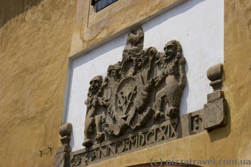 Shield with the monogram of the East India campaign at the Galle Fort 