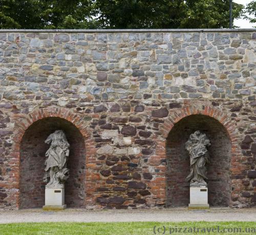 Скульптури без голови в саду Moellenvogteigarten