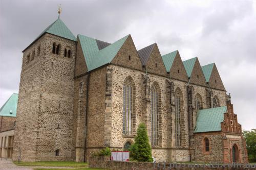 Парафіяльна церква Святого Петра (1150), відновлена у 1970 році
