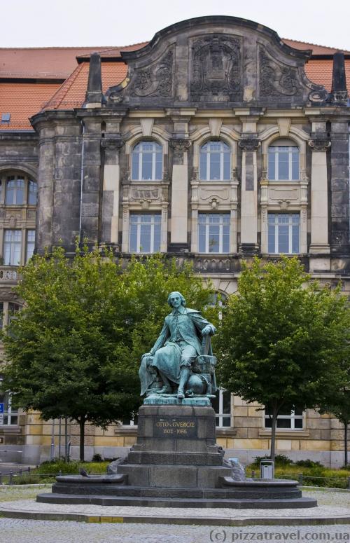 Памятник Отто фон Герике