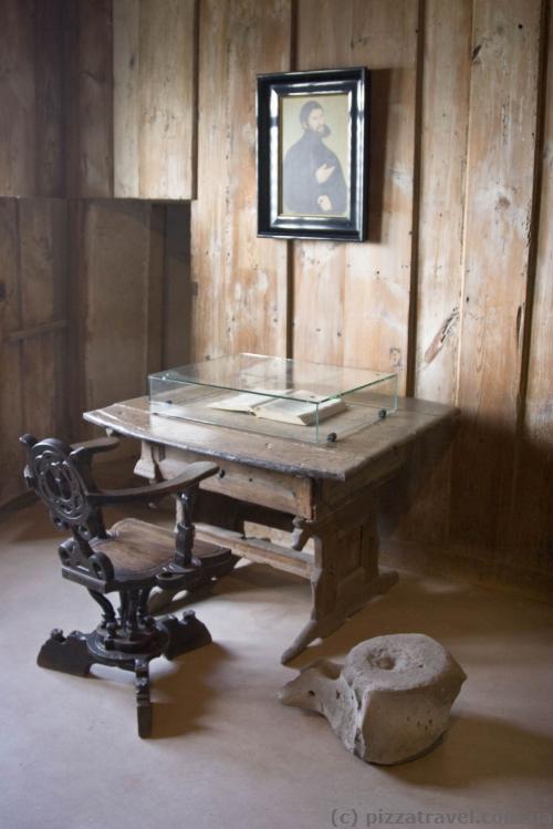 Комната Мартина Лютера, китовый позвоночник оригинальный, сохранился с тех времен