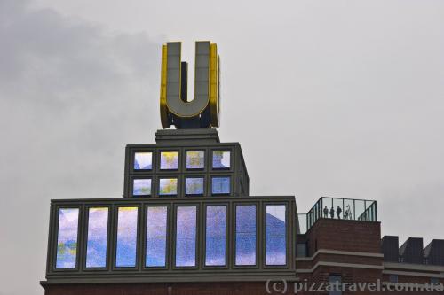 Екрани на будівлі Центру мистецтв
