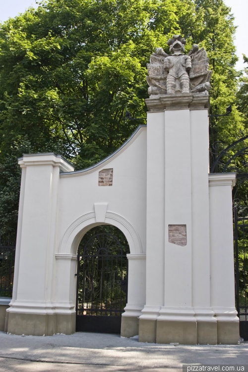 Ворота дворца Потоцких в Ивано-Франковске