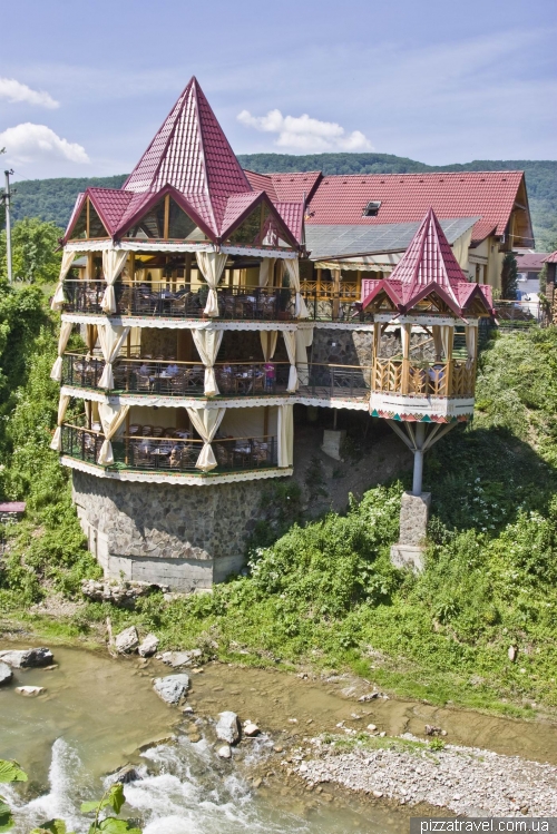 Незвичайний ресторан біля Шешорських водоспадів