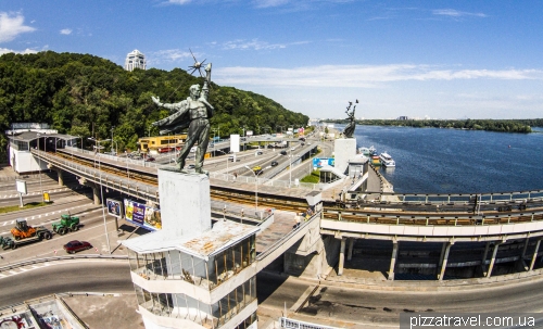 Станція метро Дніпро