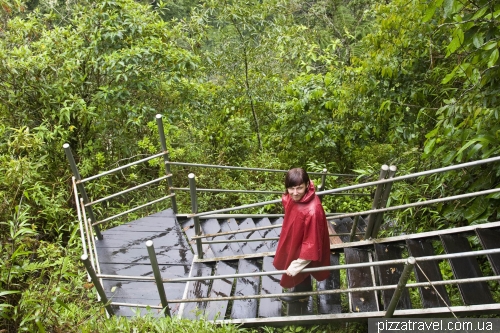 The descent to the Machay waterfall