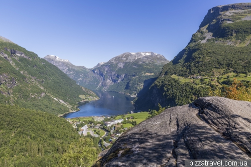 Flydalsjuvet Lookout