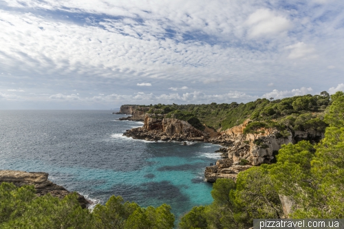 Бухта Сальмунія (Cala s'Almunia)