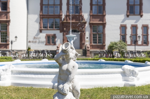 Замок Ульріхсхузен (Schloss Ulrichshusen)