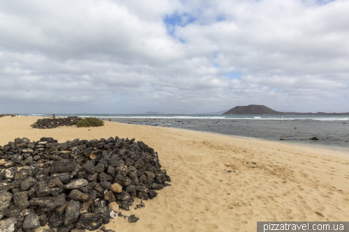 Пляж дель Позо (Playa del Pozo) в национальном парке Корралехо (Parque Natural de Corralejo)