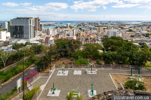 Вид на Порт-Луї з форту