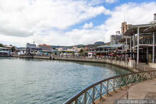 Порт-Луї, столиця острова (Port-Louis)