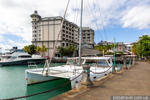 Порт-Луї, столиця острова (Port-Louis)