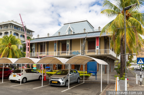 Порт-Луї, столиця острова (Port-Louis)