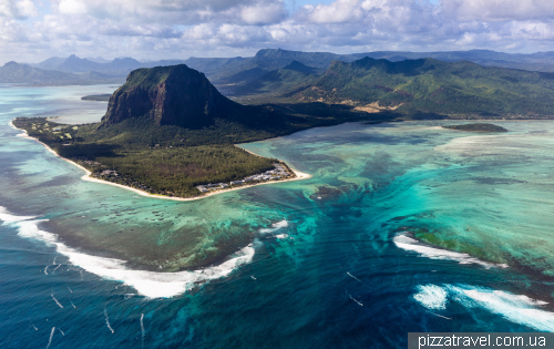 Політ над підводним водоспадом