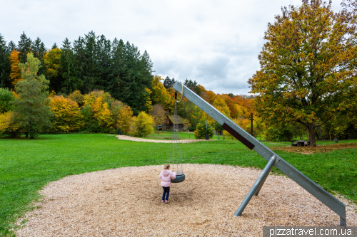 Дитячий майданчик біля замку Ліхтенштайн у Баден-Вюртемберзі