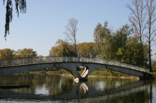 Мост на остров на городском озере