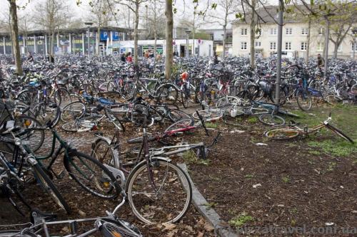 Огромное количество велосипедов около вокзала в Геттингене