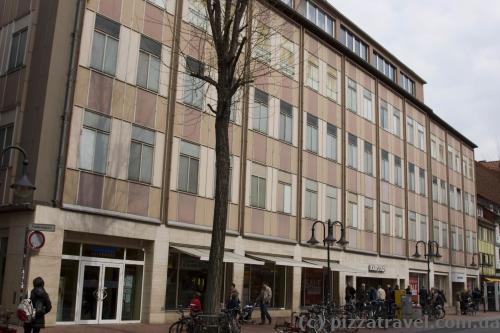 Жахлива будівля Karstadt у самому центрі старого міста
