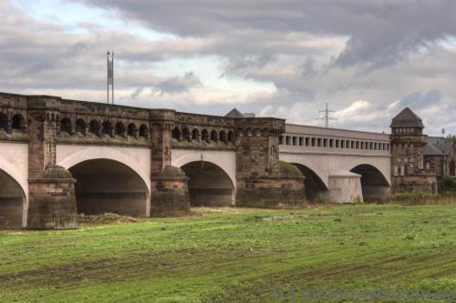 Світла частина моста - підірвані й відновлені прольоти