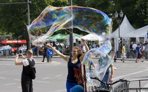 Huge bubbles were waiting for us near the Brandenburg Gate =)