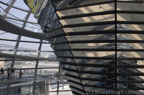 Mirrored cone to cover the main hall of the parliament with sunlight