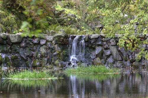 Cascades under the aqueduct