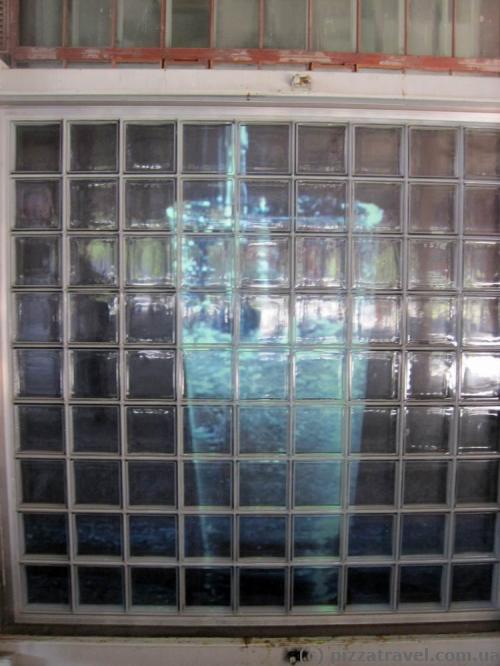Curious installation: a glass behind the glass