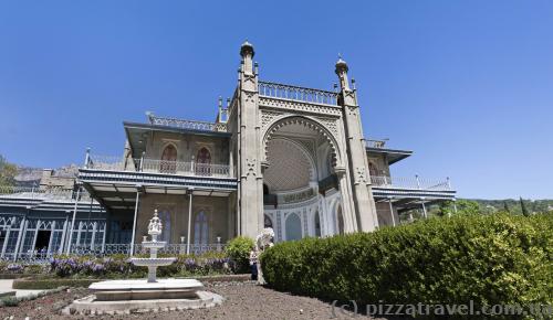 The Moorish Revival southern faсade features elements of Islamic architecture.