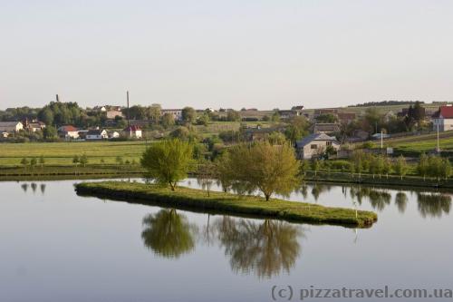 На острів проведено освітлення, стоять вечірні лампи